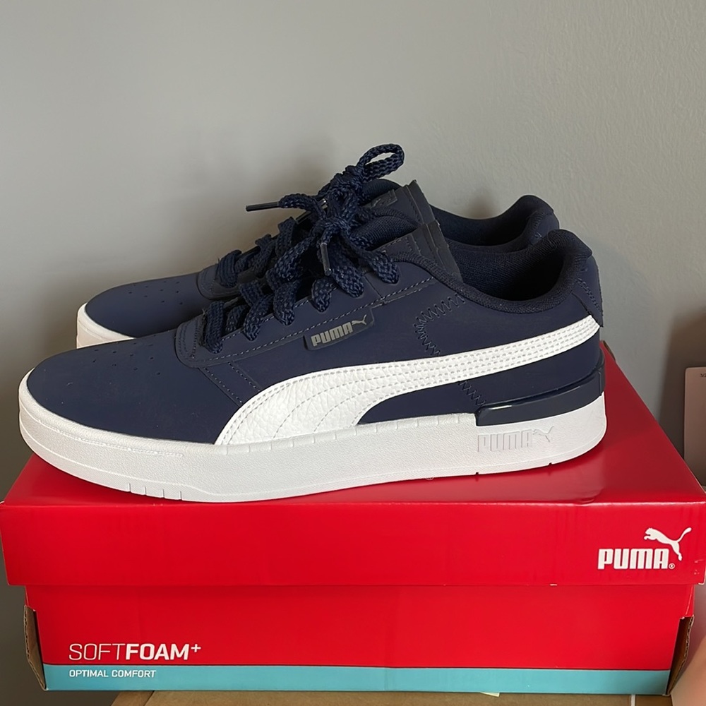 PUMA Classico Mens 7.5 Women’s 9 brand new never worn.